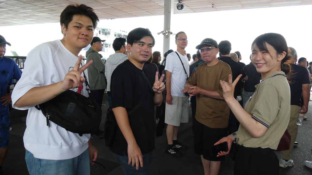 宮島行のフェリーにて