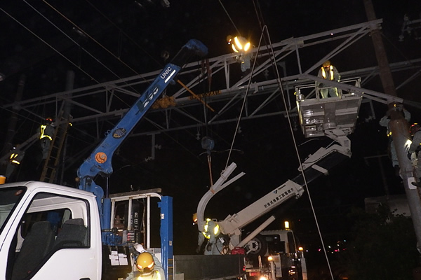 軌陸者による夜間作業